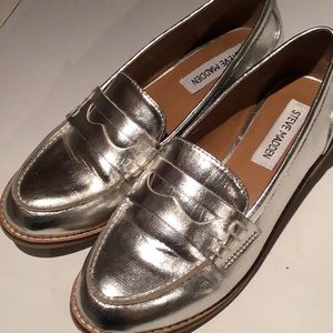 Steve Madden “Cyylo” silver metallic loafer!